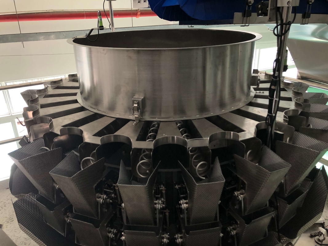 24 หัว Multihead Weigher เครื่องบรรจุ Dual Screw Linear Pans สำหรับอาหารสดที่เหนียวเหนอะหนะ