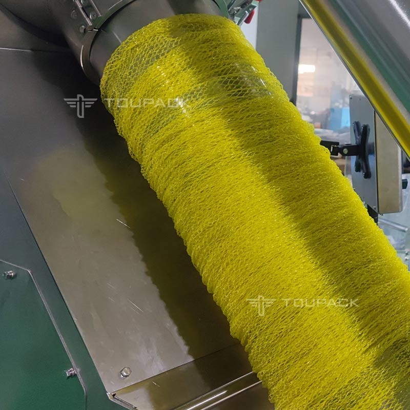 เครื่องบรรจุกระเป๋าเครืออัตโนมัติสําหรับเหรียญทอง ช็อคโกแลต กระเทียม Mesh Bag Packing Line