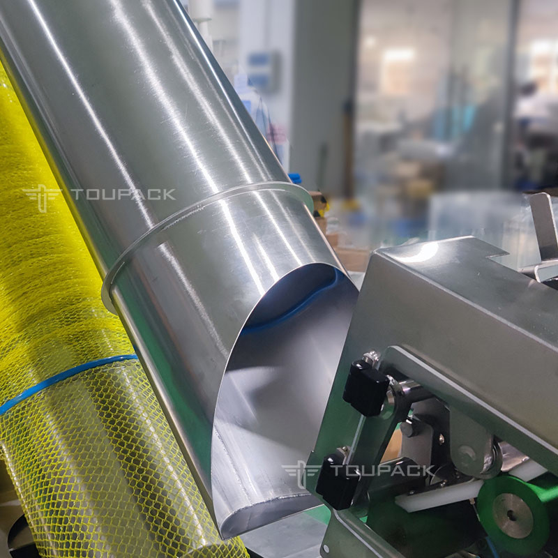 เครื่องบรรจุกระเป๋าเครืออัตโนมัติสําหรับเหรียญทอง ช็อคโกแลต กระเทียม Mesh Bag Packing Line