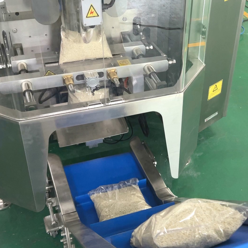 เครื่องบรรจุแนวตั้งสำหรับบรรจุภัณฑ์ถุงหมอนพลาสติกสำหรับทุเรียนอบแห้ง กล้วยอบแห้ง แอปเปิ้ลอบแห้ง เครื่องจักรบรรจุแนวตั้งสำหรับผลไม้อบแห้งแบบแช่เยือกแข็ง