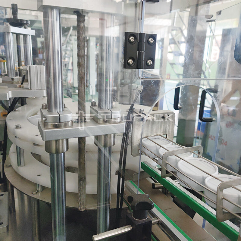 เครื่องบรรจุภัณฑ์แบบเม็ดบ๊วยแห้งความแม่นยำสูง สายการผลิตเครื่องบรรจุขวดพลาสติกสำหรับขนมป๊อปคอร์น ขนมขบเคี้ยว โถกระป๋อง
