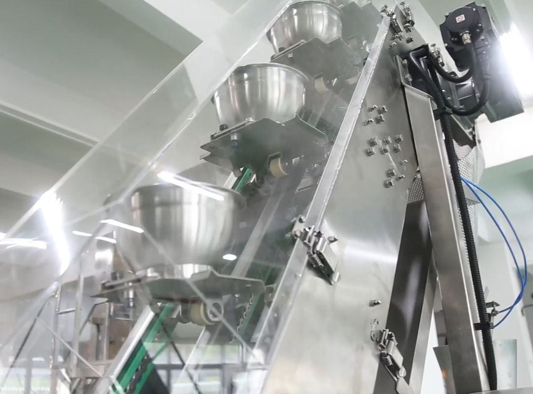 14 Mutihead Weigher VFFS เครื่องบรรจุภัณฑ์ประเภทชามลิฟท์สำหรับช็อกโกแลตถั่วผลไม้แช่แข็ง